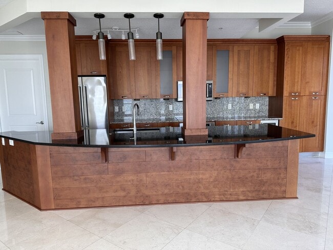 Building Photo - The Peninsula #1706