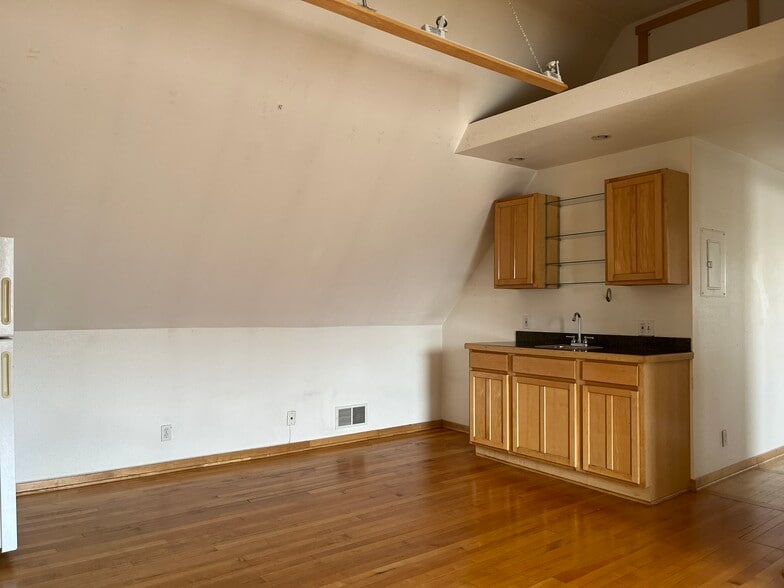 Building Photo - 3220 N Oakland Ave