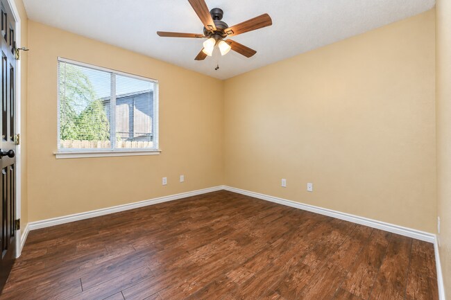 Building Photo - 1147 Royal Crest Dr