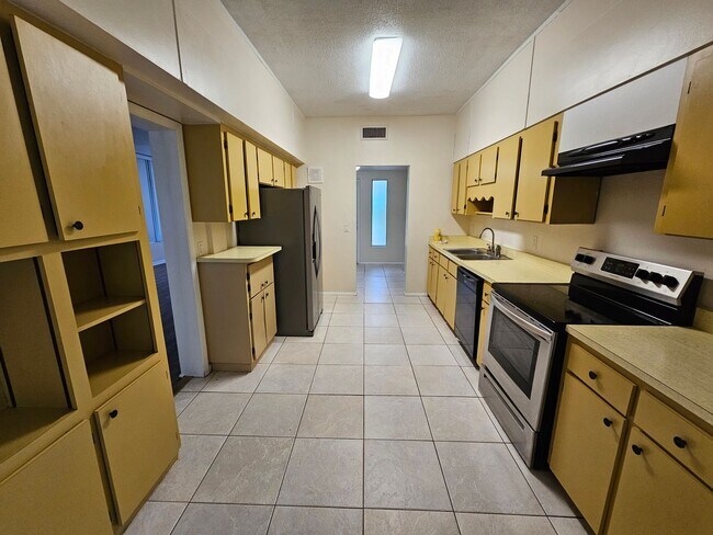 Building Photo - 6 Bedroom/3 Bath home in Black Acres
