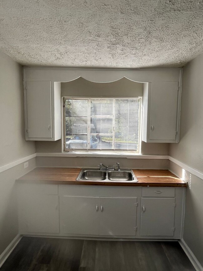 Building Photo - **ON HOLD**Total Electric - 2 Bedroom / 1 ...