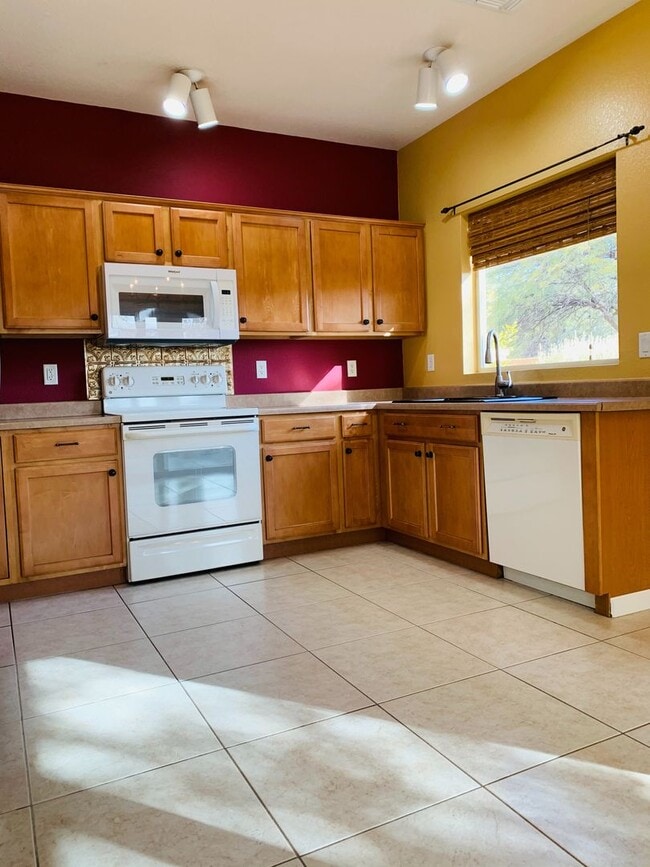 Building Photo - Beautiful Home In Rancho Sahuarita Located...