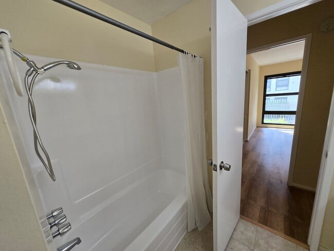 Building Photo - 3 Bedroom Apartment near to LMU, minutes t...