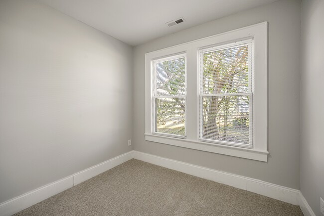 Building Photo - 373 Spring St SW