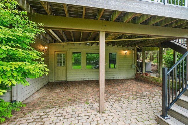 Building Photo - 1819 Brookview Dr