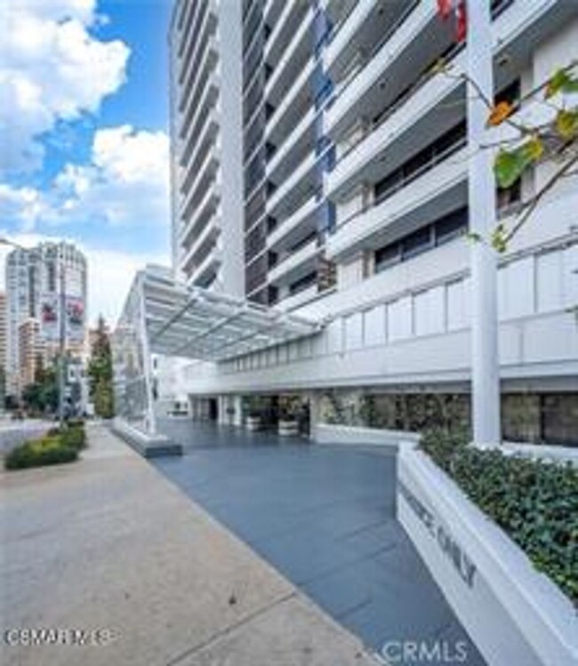 Building Photo - Extensively remodeled huge 1 bedroom/1.25 ...