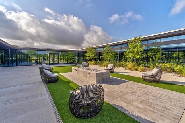 Building Photo - 9608 Hamadryas Dr