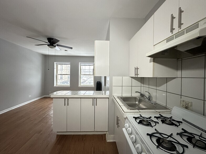 Building Photo - 4031 N Kenmore Ave