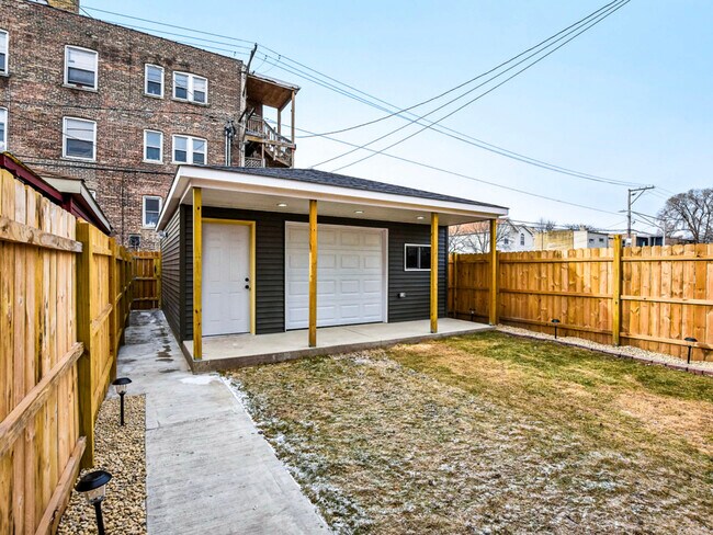 Building Photo - 1806 S Trumbull Ave
