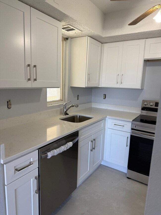 Building Photo - 1560 SE Royal Green Cir