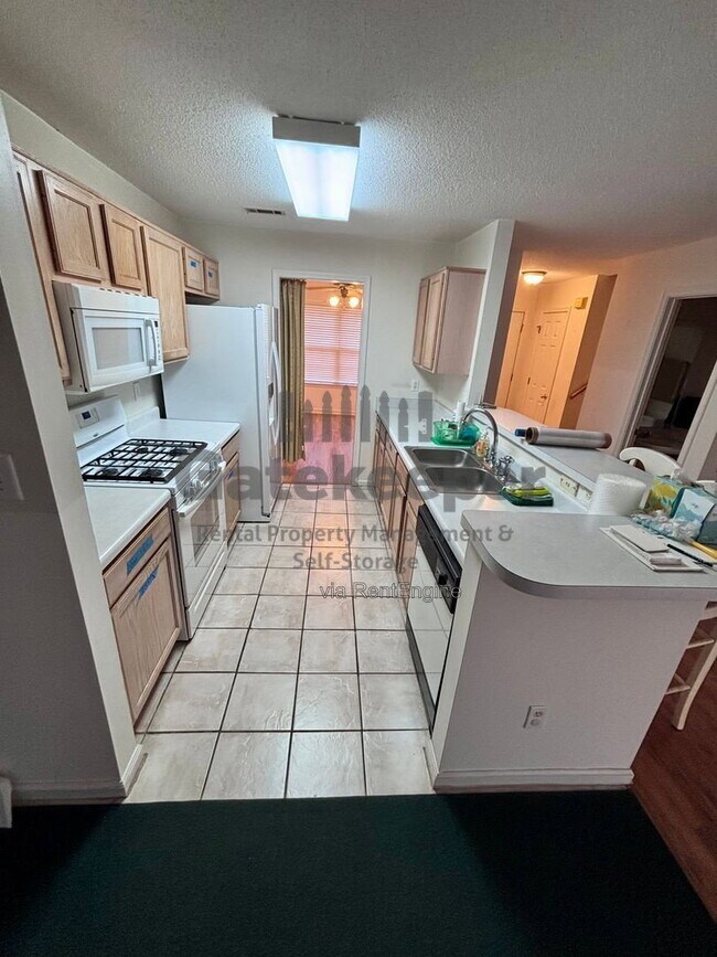 Building Photo - 644 N Fairfield Dr