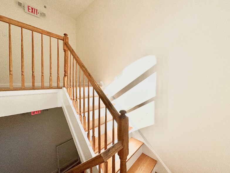 Building Photo - 87 Chadwick Ave