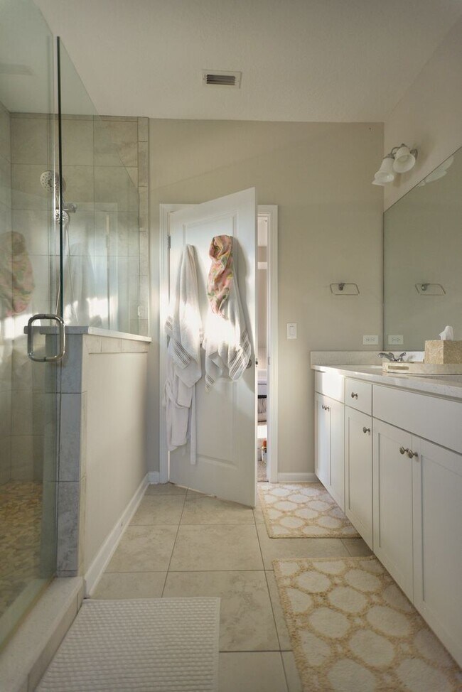 Building Photo - Beautiful Pond-Front Home Near Amelia Concourse