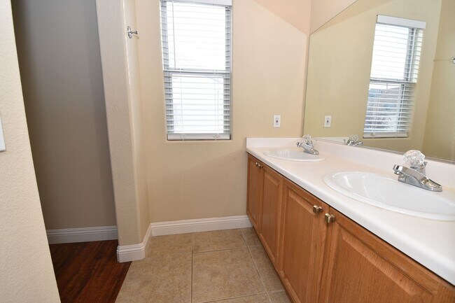 Building Photo - Charming 3-Bedroom, 2.5-Bath Condo with At...