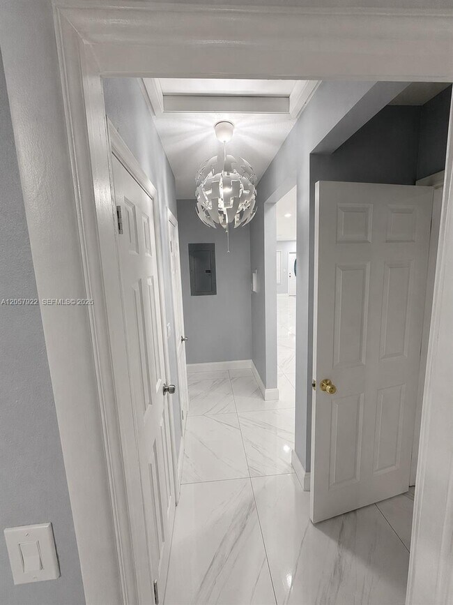 Building Photo - 552 NE 161st St