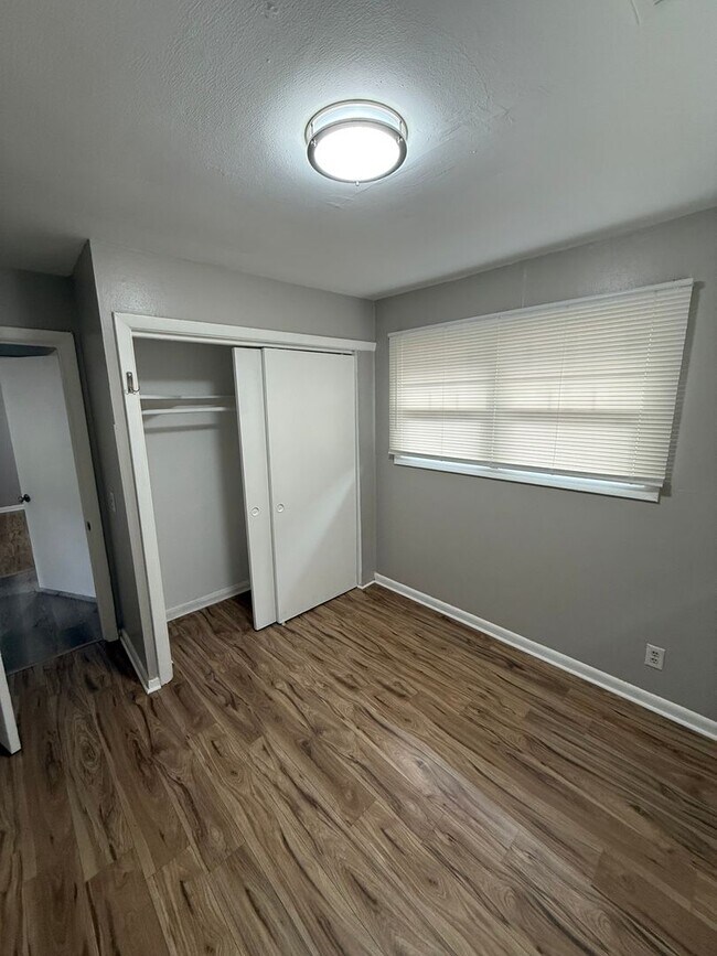 Building Photo - POL03