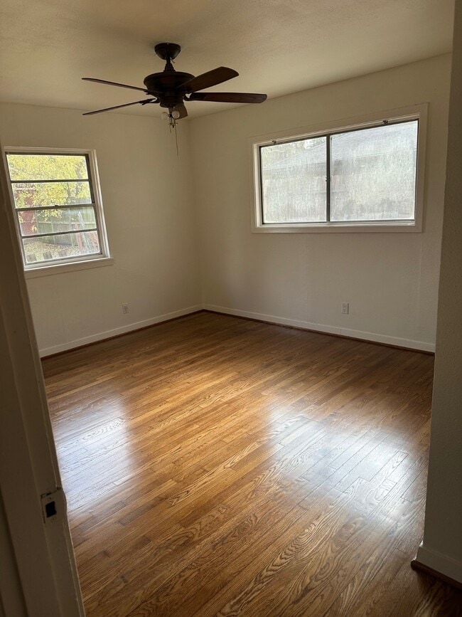 Building Photo - 1914 Westcrest Dr