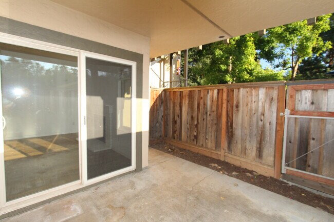 Building Photo - 5176 Makati Cir