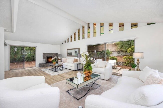 Building Photo - Mid-Century Home in Prime East Sierra Madr...
