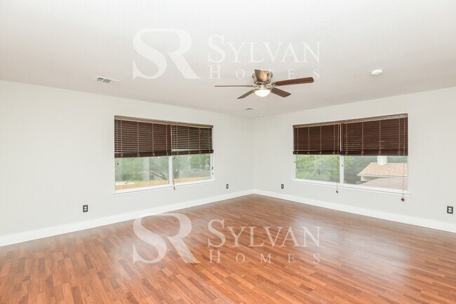 Building Photo - Spacious 4 bedroom 2.5 Bath Home for You