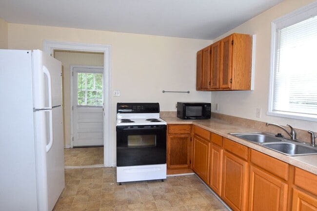 Building Photo - 2207 Roberts St