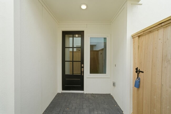 Building Photo - 3073 Hicks St