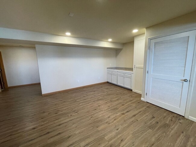 Building Photo - Spacious and Modern 3 Bedroom Sunlit Basem...