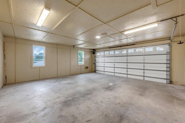 Building Photo - 623 Skyline Dr
