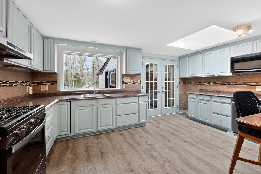 Building Photo - 615 Monroe Tpke