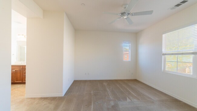 Building Photo - 570 Calle Vibrante