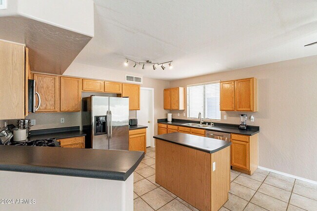 Building Photo - 822 E Ross Ave