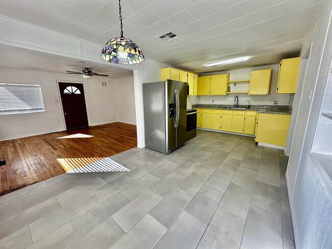 Building Photo - 819 15th St