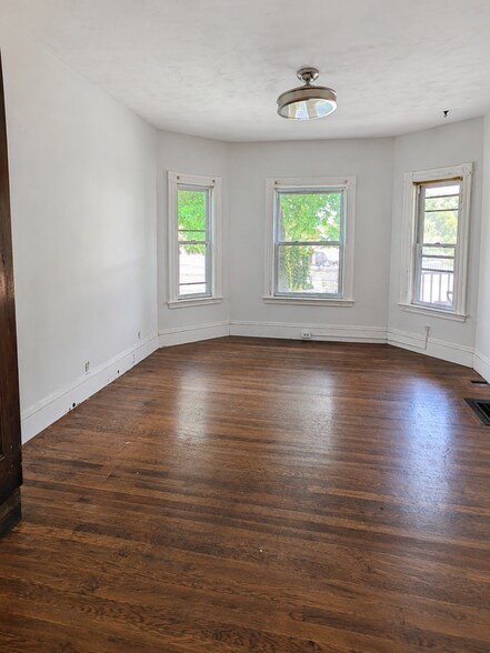 Building Photo - 53 Willow Ave