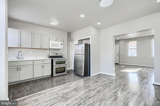 Building Photo - Well-Located 3BR Row Home Close to Johns Hopkins & Bayview