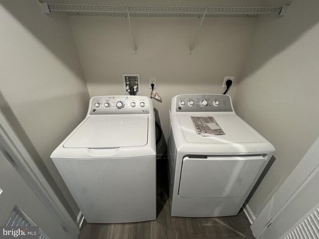 Building Photo - 1180 W Walnut Rd