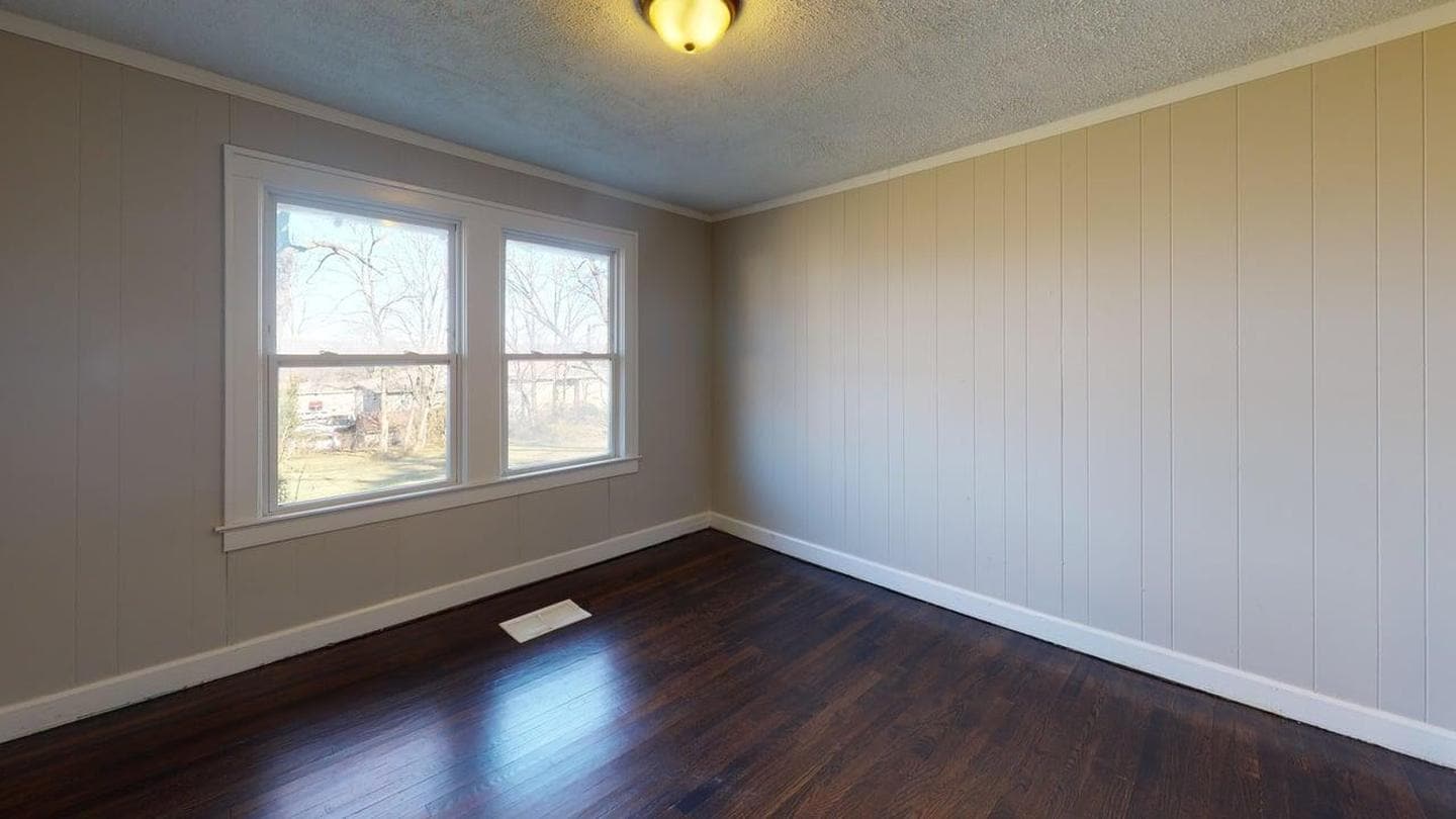 Building Photo - 710 E 86 Terrace