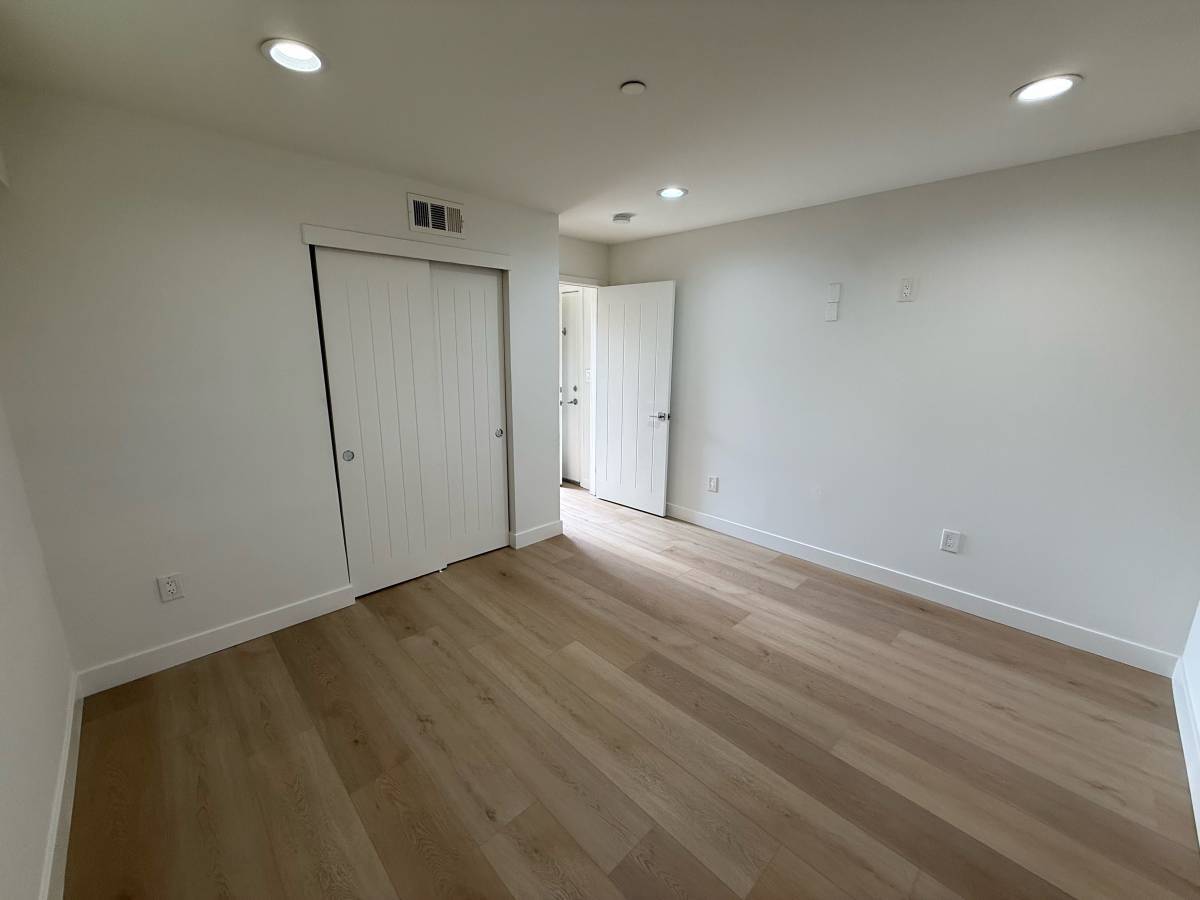 Building Photo - 646 N Serrano Ave