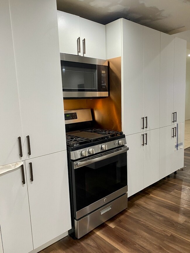 Building Photo - 21056 Chatsworth St