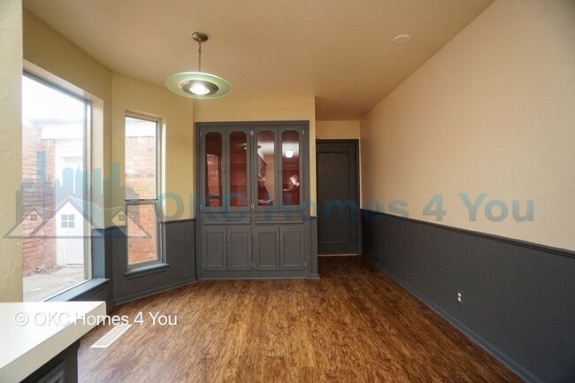 Building Photo - Townhouse with 3 beds and 3 baths!