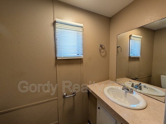 Building Photo - 3017 Camp Rd