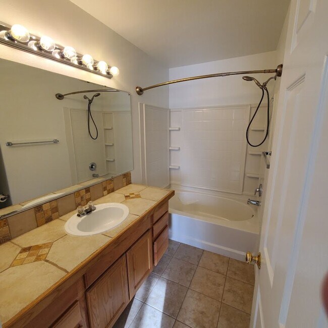 Building Photo - Charming West Boise Home with Spacious Yard and Modern. Prime Location!