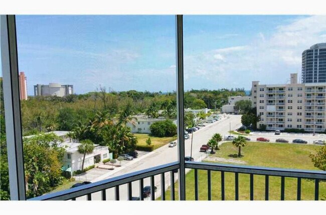 Building Photo - 720 Bayshore Dr