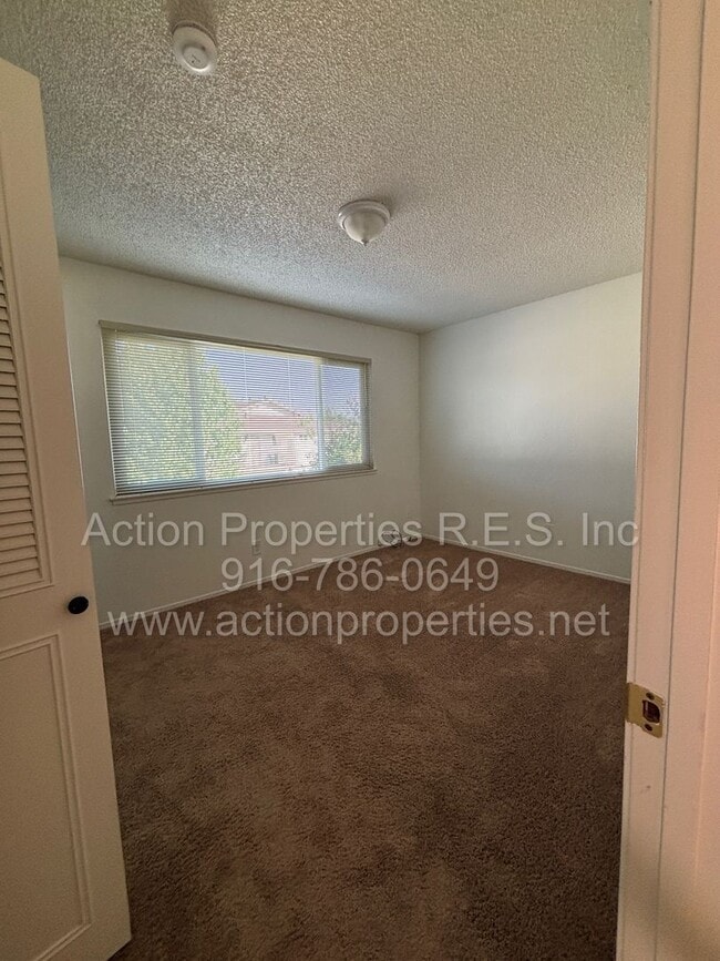 Building Photo - Roseville Condo all one level: 2 Bedroom 1 Bathroom Single Level, Large Living Room Central Heat ...