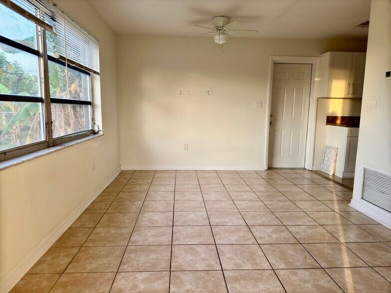 Building Photo - 230 SW 47th Ter