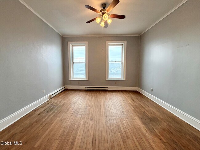 Building Photo - 10 W Main St