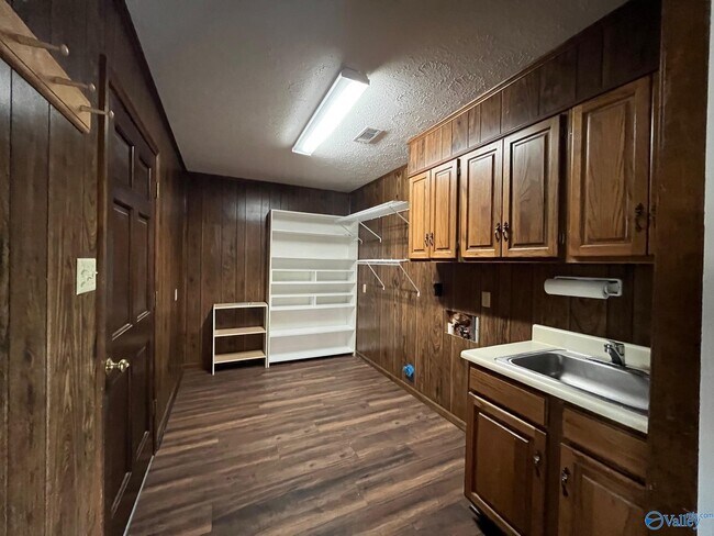 Building Photo - 2006 Lancaster Ave SW