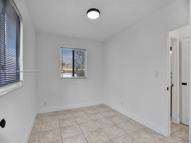 Building Photo - 708 N 20th Ave