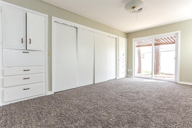 Building Photo - 401 E 7th St