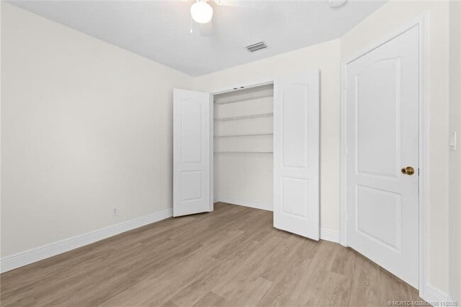 Building Photo - 920 NW Waterlily Pl