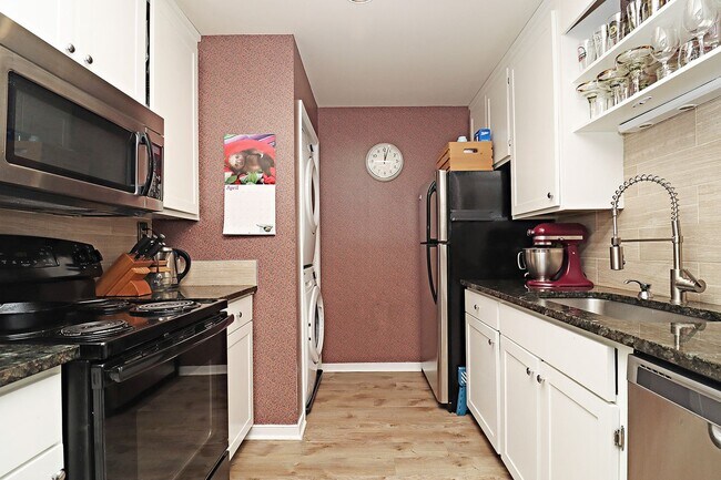 Building Photo - Move-in Ready + Pet-Friendly River Run Condo Near Pen Park